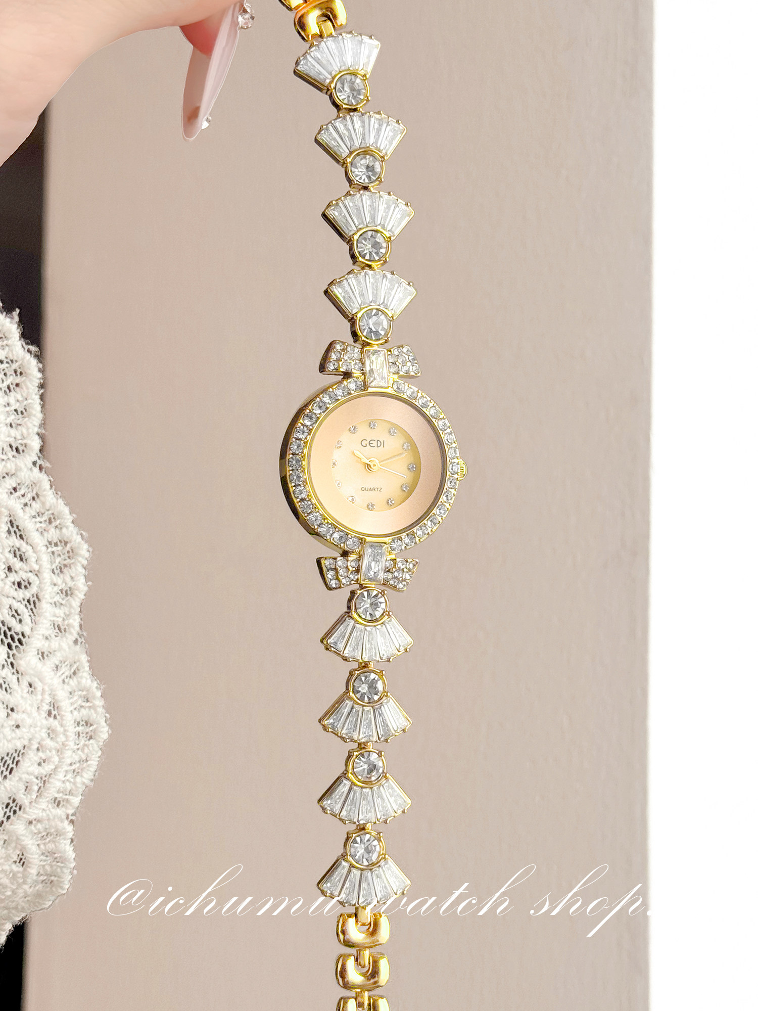 Leather Bracelet - นาฬิกาข้อมือผู้หญิง Mermaid ดีไซน์หรูหรา ประดับเพชร สายแบบกำไล นาฬิกาควอตซ์