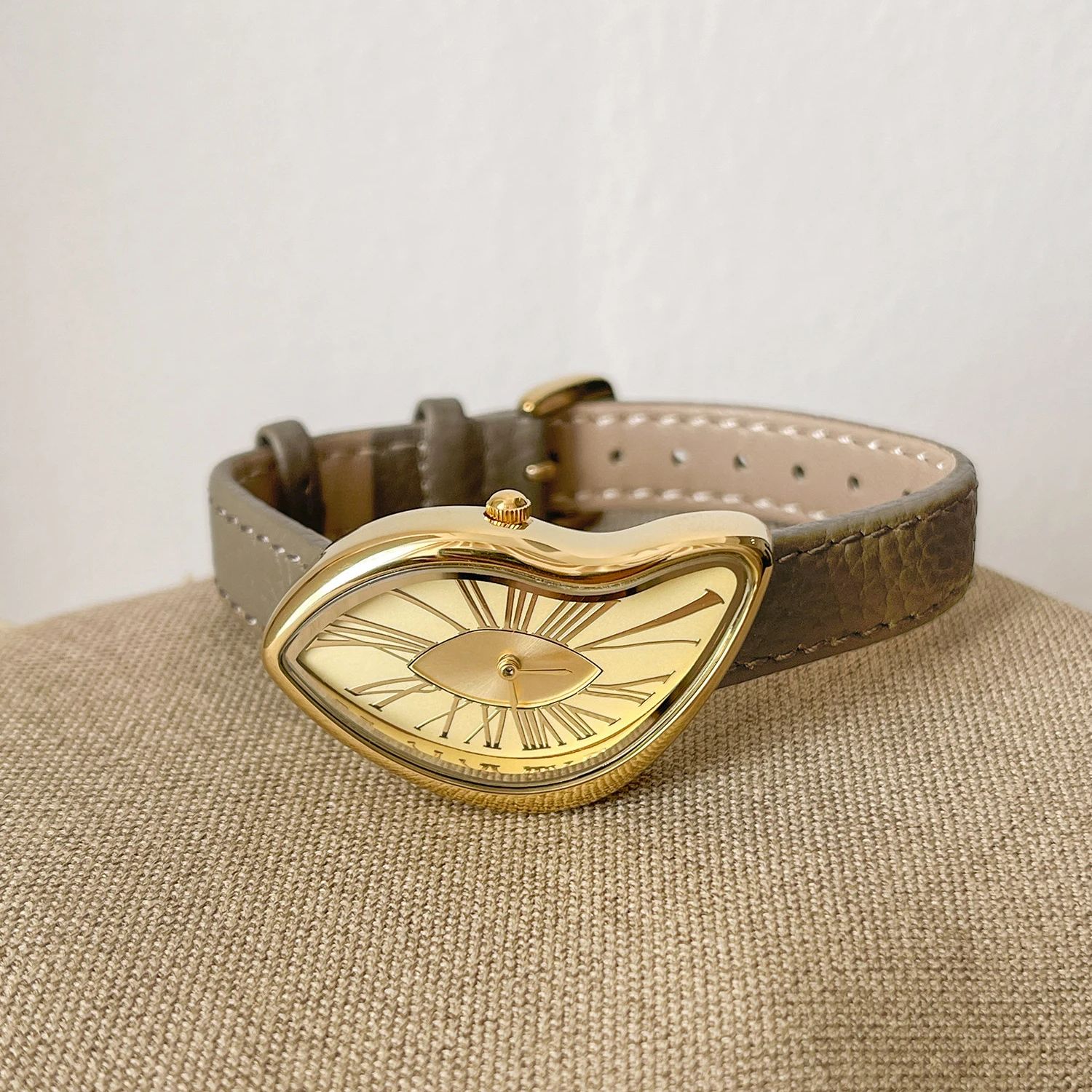 นาฬิกาข้อมือดีไซน์ย้อนยุคสุดหร - High Jewelry Watches บทวิจารณ์และราคา